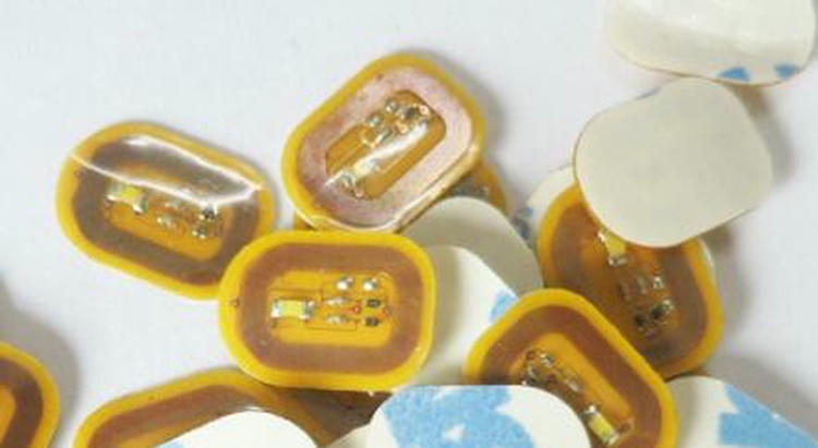 Demonstracija u stvarnom životu korisnika koji nanosi NFC pametnu nalepnicu za nokte tokom procesa gel manikira