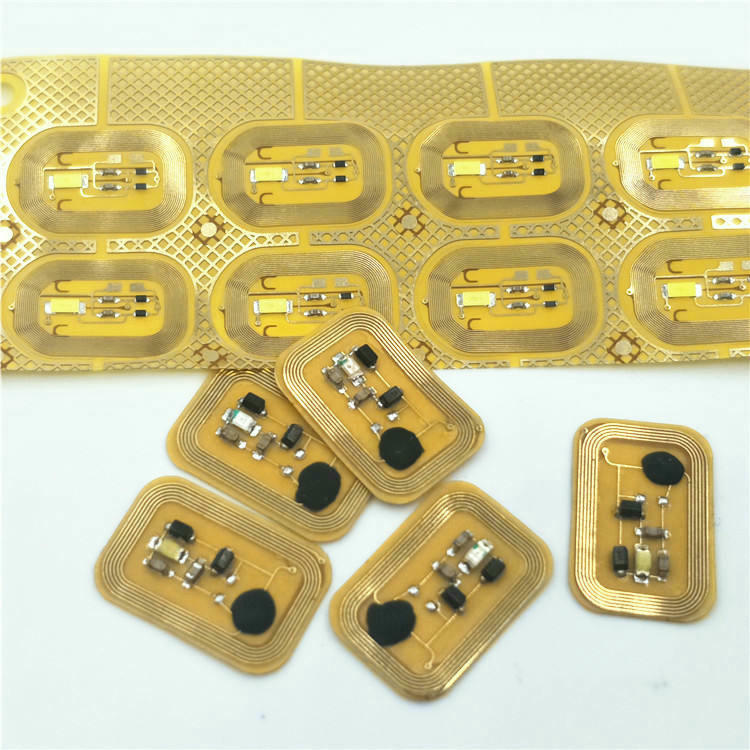 Profil sa strane NFC pametne nalepnice za nokte ističe njenu tankoću, osiguravajući da ne viri previše iznad površine nokta