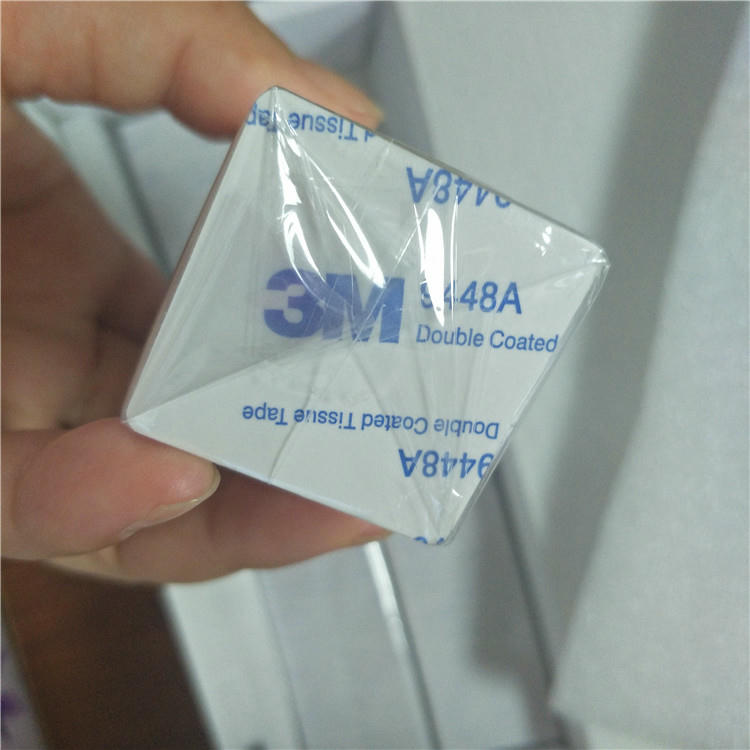 Prikaz različitih opcija personalizacije NFC oznaka, uključujući štampanje logotipa u boji i kodiranje promenljivih podataka.