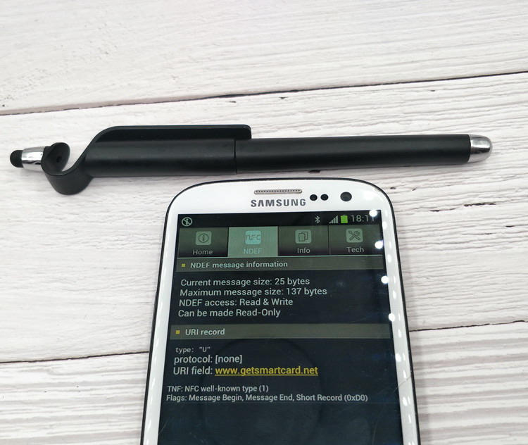 Ova slika scenarija upotrebe pokazuje kako funkcija držača za telefon stabilno podržava mobilni uređaj za video pozive ili gledanje medijskog sadržaja.
