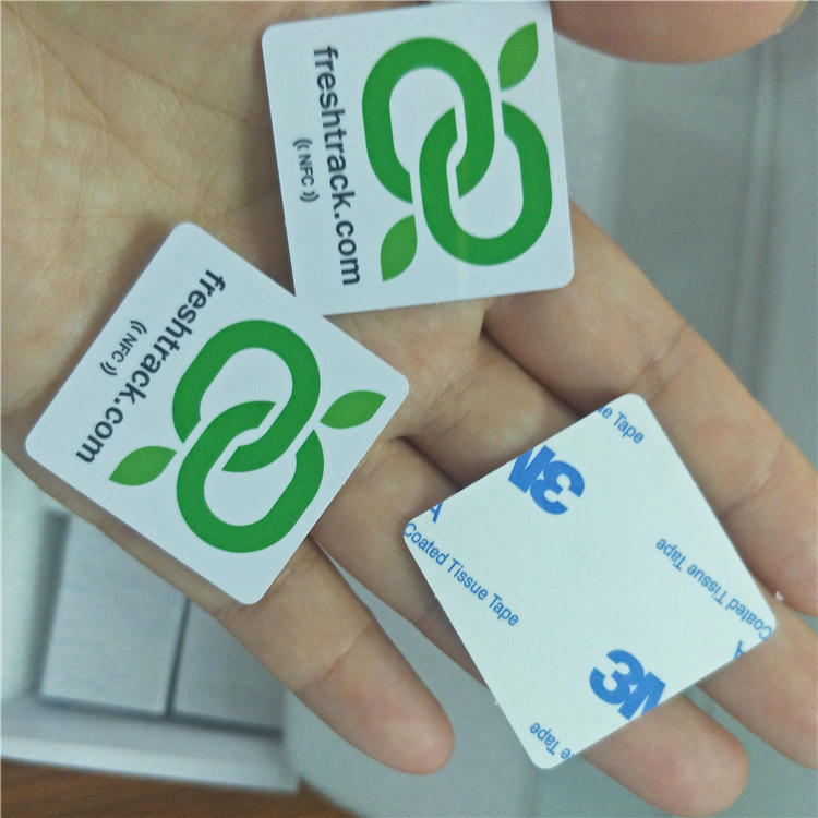 Profesionalne NFC PVC nalepnice sa integrisanim QR kodom i štampanim serijskim brojem za pristup podacima na dva načina.