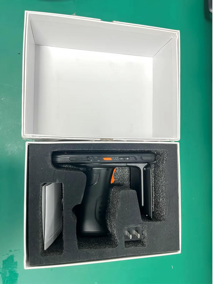 Kompletan paket HC720S rfid ručnog čitača uključujući glavnu jedinicu i akumulator velikog kapaciteta i dodatke za punjenje.