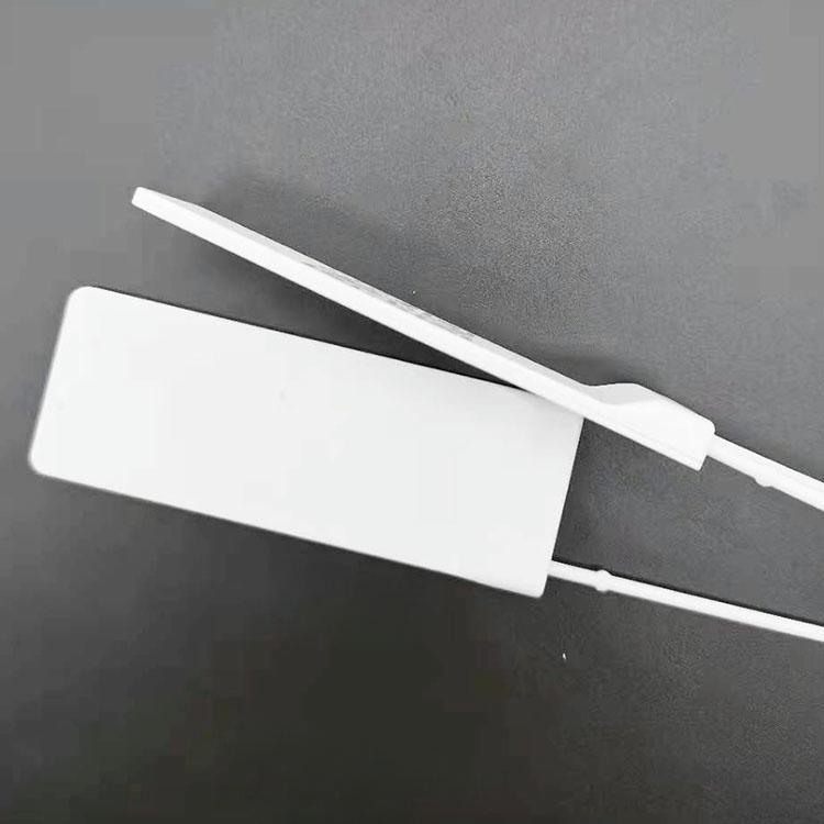 Bočni profil prikazuje debljinu bele RFID viseće oznake za odeću i oblikovani deo za koji je vezica u petlji pričvršćena.