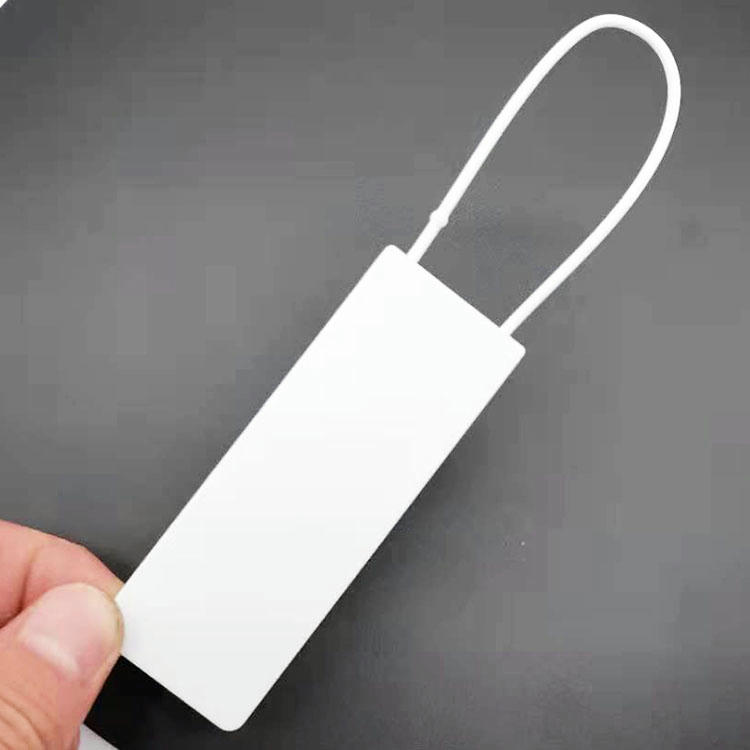 Čisto bela RFID platnena viseća oznaka prikazana je pojedinačno sa svojom petljom kako bi se prikazala čista prazna površina za prilagođenu štampu.