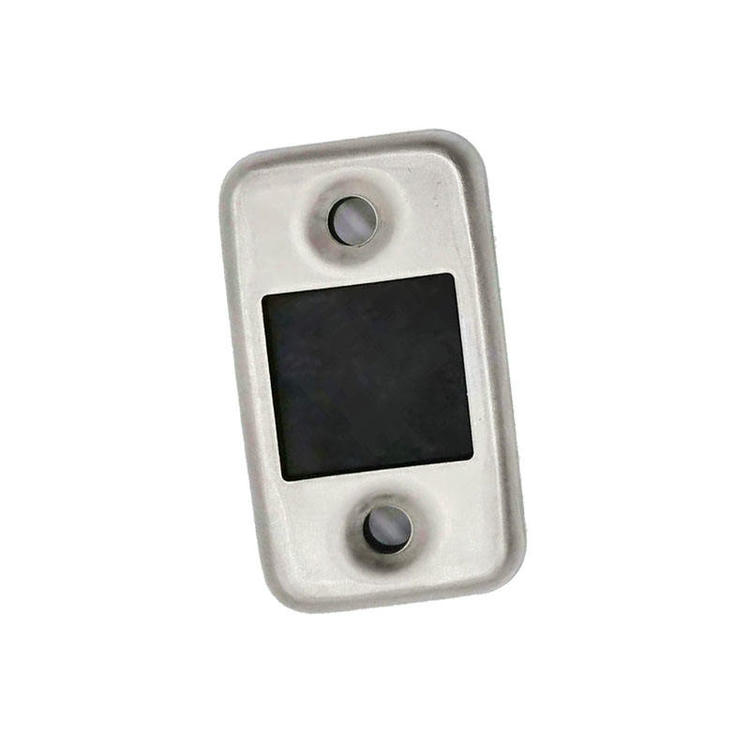 Detaljan pogled na poleđinu robusne RFID oznake SV018 prikazuje izdržljivo kućište od PPS materijala koje pruža vodootpornu zaštitu IP68.