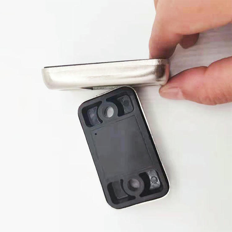 Izbliza prikaz SV018 UHF RFID taga optimizovanog za metalne površine koji obezbeđuje visoku stabilnost čitanja i izdržljivost u industrijskim skladišnim zonama.