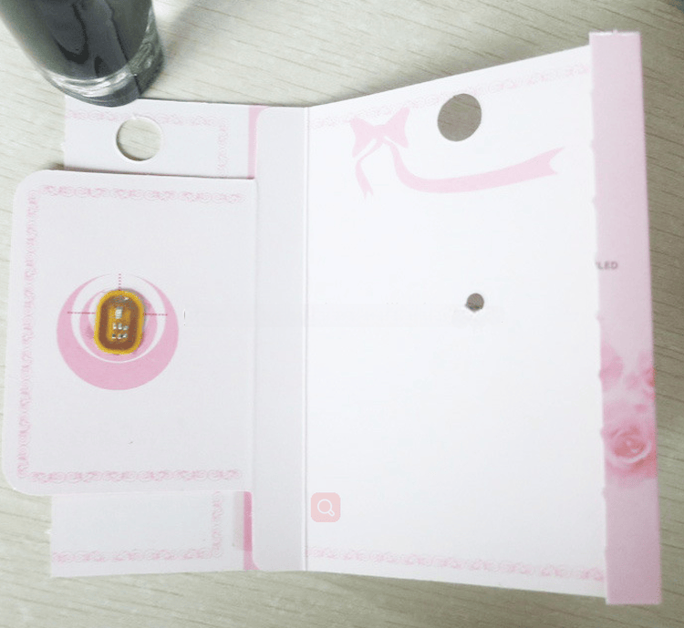 Izolovana bela NFC LED nalepnica za nokte koja jako treperi kada detektuje signale komunikacije bliskog polja