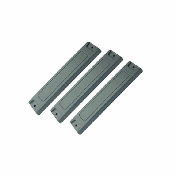 Ovaj RFID tag sa montažom pomoću vijaka, model ABS15532-1, ima ojačane otvore na oba kraja za sigurnu instalaciju na metalnim mašinama