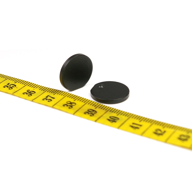 CD16-1 UHF RFID tag je bezbedno montiran na metalnu policu kako bi se obezbedilo tačno praćenje imovine i kontrola zaliha.