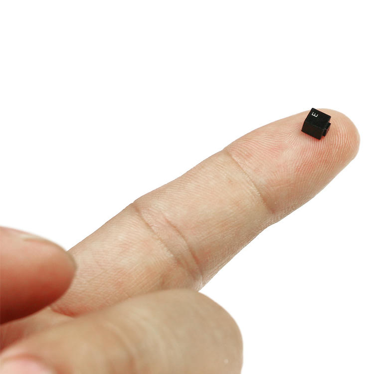 RFID tagovi za praćenje kalupa na metalu prikazani iz perspektive čiste četkaste metalne završne obrade za primene keramičkih UHF RFID tagova za metalne površine.
