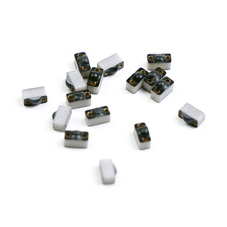 Slika proizvoda P0603-1 mikro PCB RFID taga za metalne površine za praćenje metalnih sredstava sa kompaktnim formatom 6 x 3 mm.