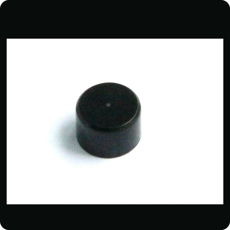 Pojedinačni mali PPS RFID tag PPS12-1 prikazan je iz blizine kako bi se istakla glatka PPS površina za identifikaciju na metalnim površinama opreme.