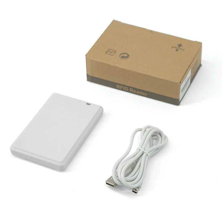 Kompletno maloprodajno pakovanje R17-D UHF RFID stonog čitača uključujući glavnu jedinicu i integrisani USB kabl.