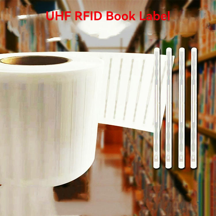 Rola uskih RFID bibliotečkih etiketa prikazana je sa visećom trakom i pozadinom police za knjige, za prikaz označavanja rikne.