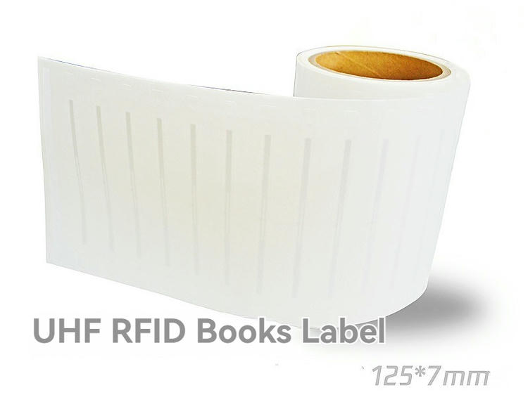 Čist produktni snimak prikazuje rolu UHF RFID etiketa za knjige sa bledim obrisima inleja vidljivim preko bele površine.