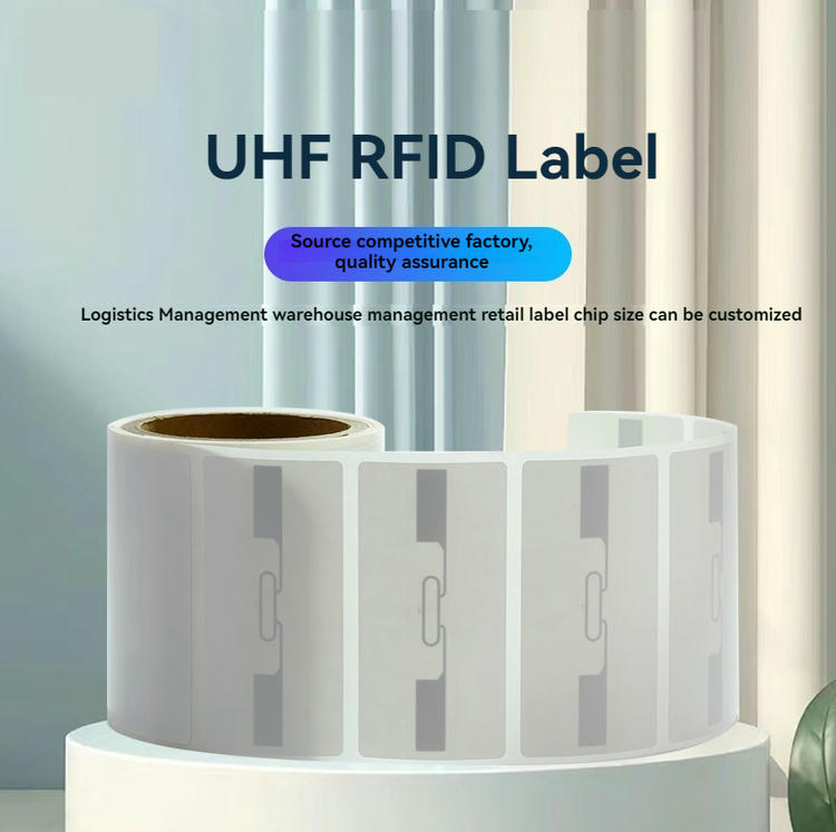 Ova slika prikazuje lifestajl scenu UHF RFID oznaka 100x50mm na rolni koja naglašava fabričko snabdevanje i garanciju kvaliteta.