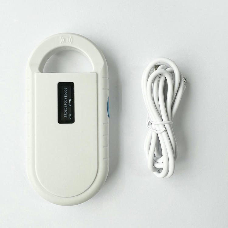LF RFID čitač PT160 od 134.2kHz prikazan je sa smotanim USB kablom na čistoj pozadini za punjenje i prenos podataka na terenu.