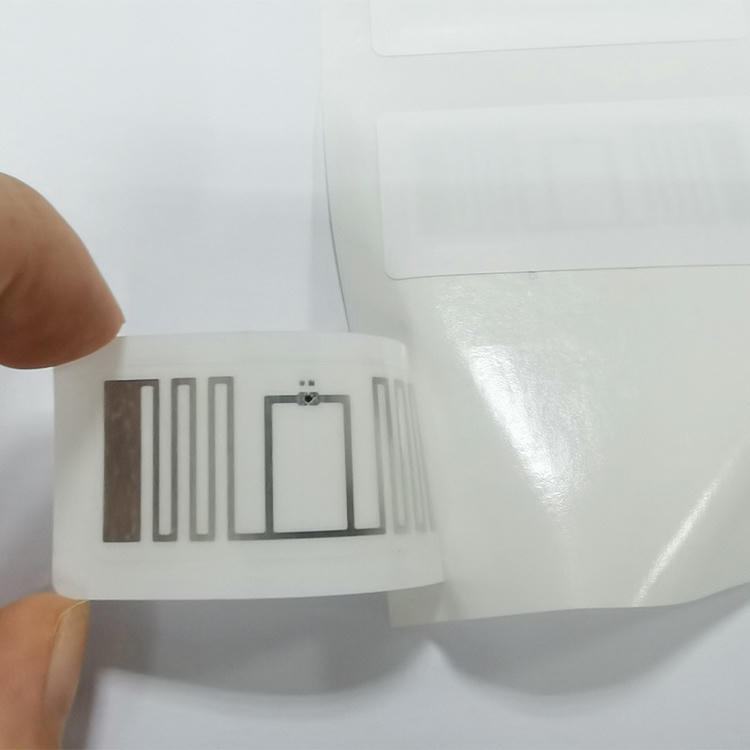 Fotografija proizvoda UHF RFID etikete velikog dometa za logističke palete iz perspektive koja ističe površinu za montažu na metal za primene iz kategorije UHF RFID etikete.