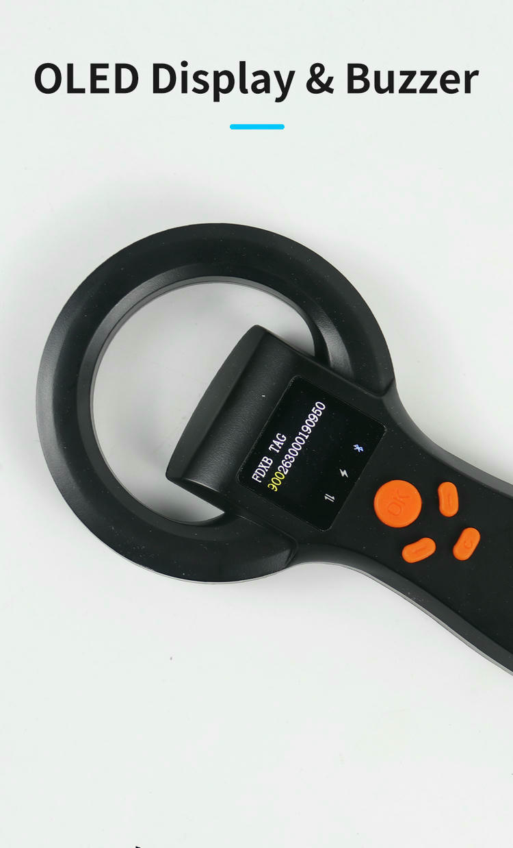 Izbliza prikaz OLED ekrana i oblasti zujalice TS-L401 134.2kHz LF RFID čitača čipova za životinje tokom operacije čitanja tagova.