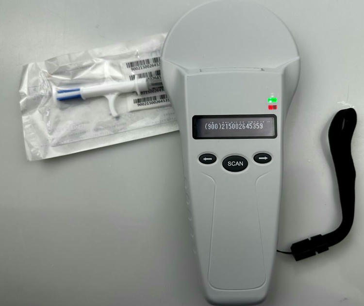 Detalj donje strane skenera PT580 otkriva USB priključak koji služi i za punjenje unutrašnje baterije i za prenos podataka.