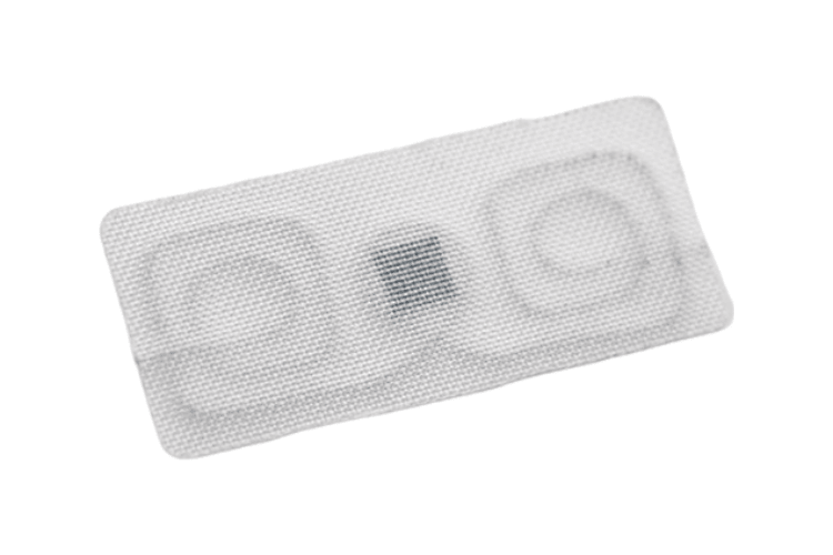 Ovaj detaljni dijagram prikazuje unutrašnju fleksibilnu antenu i pletenu strukturu T3515-2 poliestarskog RFID taga za pranje veša.