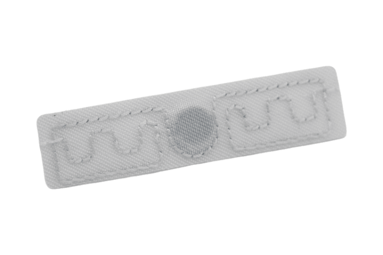 Ovaj UHF poliesterski RFID tag za pranje T5012-1 ima tanak i fleksibilan tkani dizajn pogodan za ušivanje u odeću ili peškire.