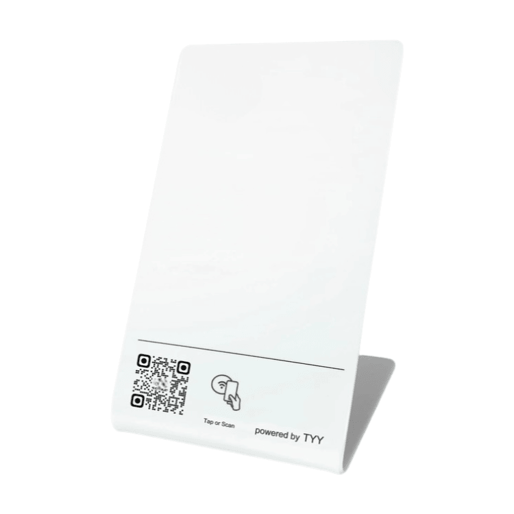 Beli NFC stalak s logotipom po meri služi kao izložbeni dodatak koji povećava vidljivost brenda na interaktivnim sajamskim događajima.