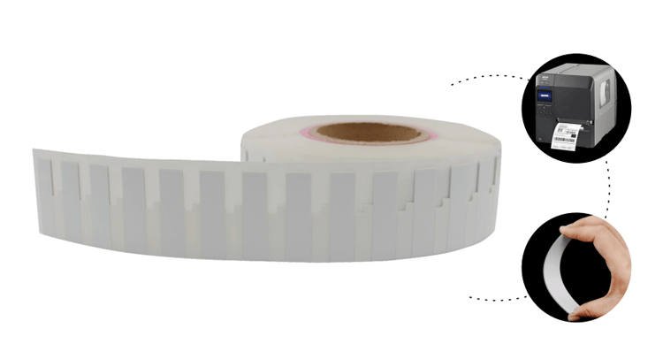 Detaljan prikaz višeslojne strukture fleksibilne RFID etikete za metal F5515-2, uključujući PET i penu.