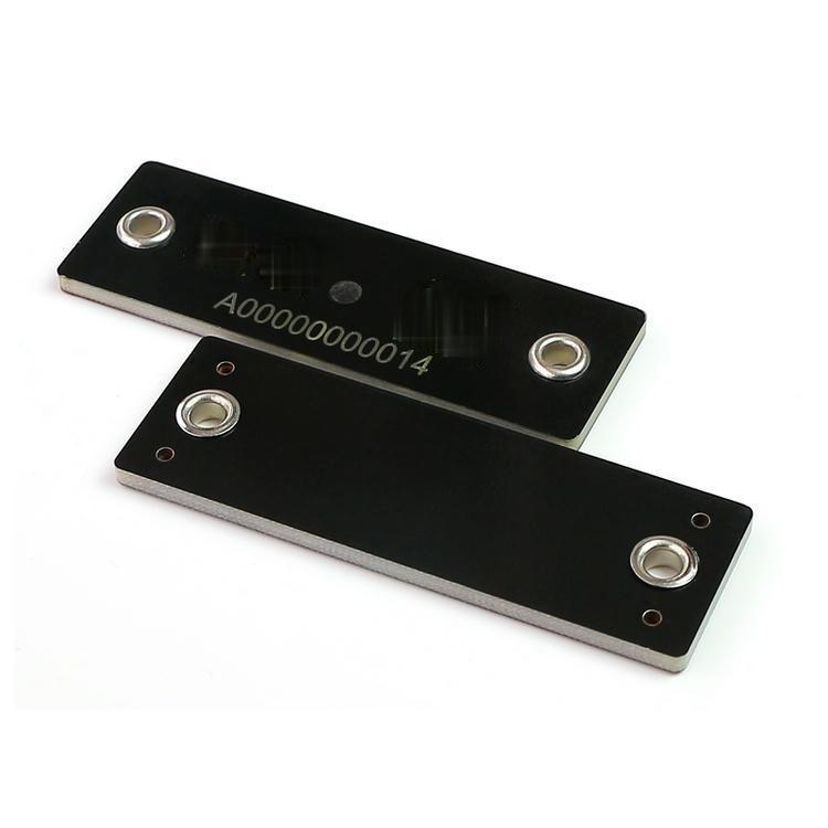Tanka PCB RFID oznaka za metalne površine za praćenje imovine prikazana iz perspektive providne lepljive podloge za primene PCB RFID oznaka za metalne površine.