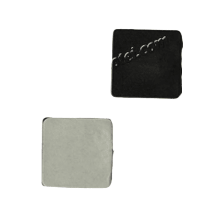 Fotografija proizvoda izdržljive RFID oznake za metalne delove koja prikazuje gravirani logo u kategoriji keramičkih UHF RFID oznaka za metalne površine.