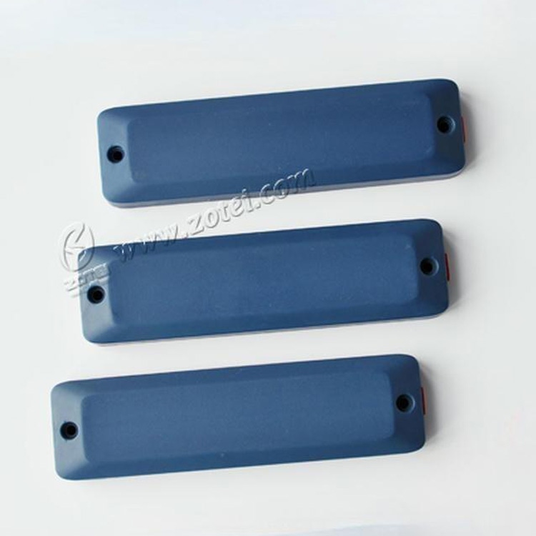 ABS RFID oznaka za metal za praćenje imovine prikazana sa fokusom na samolepljivu podlogu za ABS RFID projekte oznaka za metal.