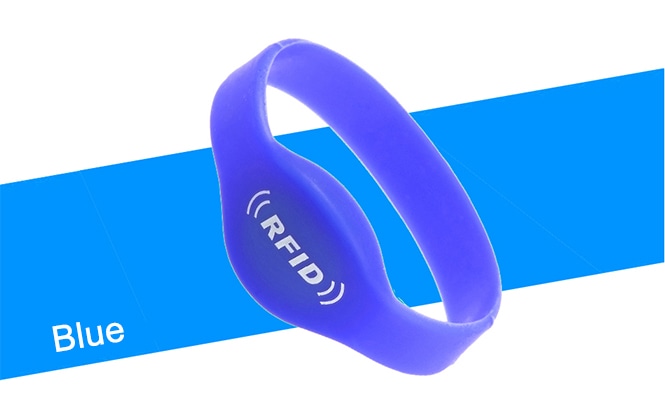 Indigo plava silikonska RFID narukvica G01 na slici proizvoda iz ugla koja ističe glatku ovalnu glavu za pouzdano očitavanje u gužvama na događajima
