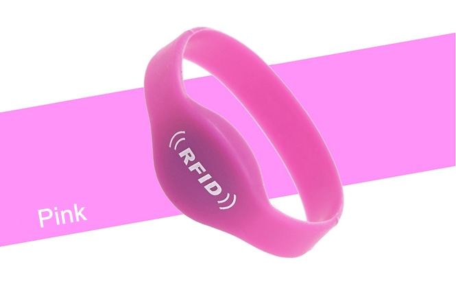 Roze silikonska RFID narukvica G01 na slici proizvoda za identifikaciju VIP gostiju, promocije brenda i izdržljive akreditacije za višekratnu upotrebu na festivalima