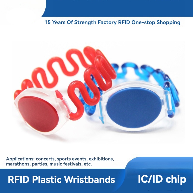 Plastična RFID narukvica WB01 sa visokokontrastnom štampom QR kodova ili bar kodova po meri za rezervnu verifikaciju.