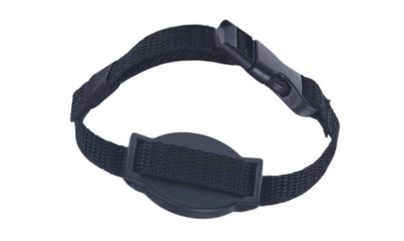 Najlonska RFID narukvica NLWB-03 prikazana je u blizini čitača da ilustruje brzo očitavanje identifikacije za tokove kontrole ulaza.