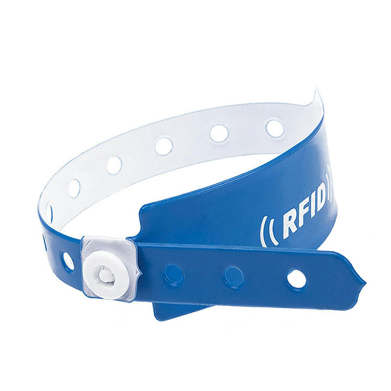 Izbliza prikaz plave vodootporne PVC RFID narukvice PVCW52 sa izdržljivim dizajnom za intenzivnu upotrebu u bazenima.