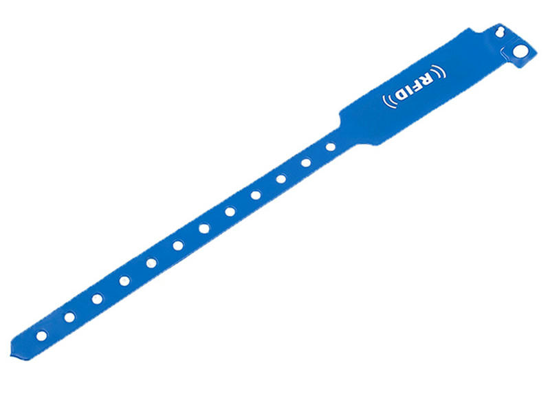PVC RFID narukvica cijan boje za pristup bazenu i identifikaciju gostiju, sa visokim kontrastom za vidljivost osoblju obezbeđenja parka.
