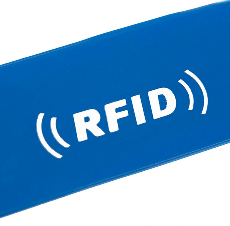 Otporan na udarce, narandžasta PVC RFID narukvica PVCW52 projektovana za višednevne boravke i dosledne performanse bezkontaktnog očitavanja u aktivnim zonama.