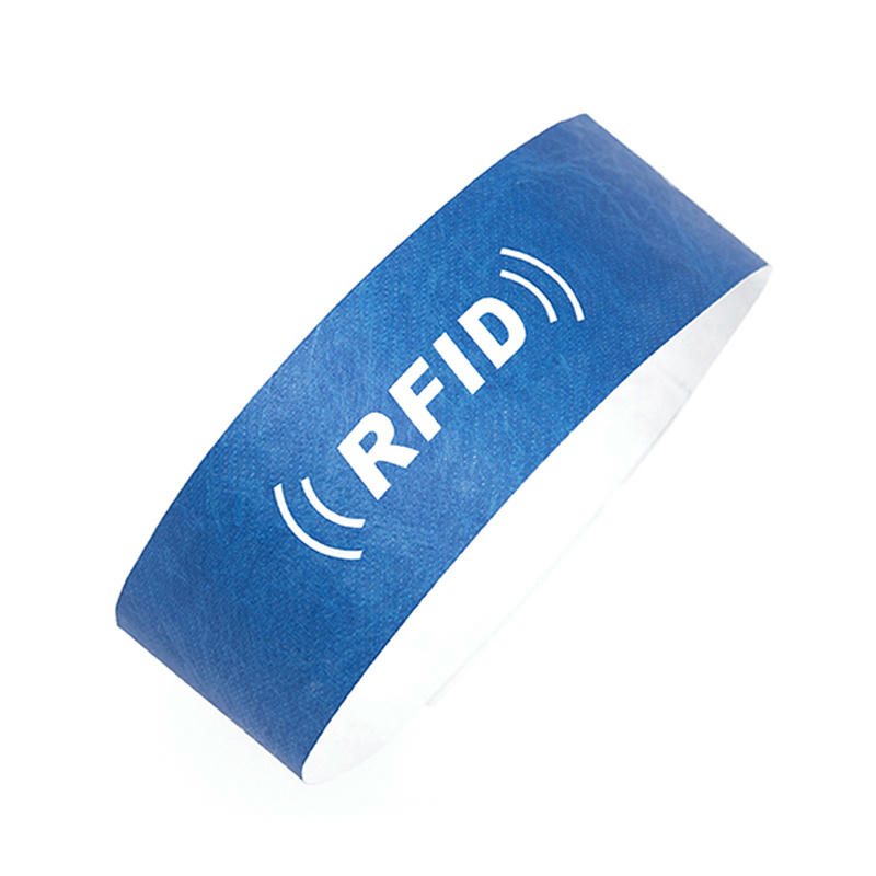 Zbirka šarenih RFID narukvica od DuPont papira modela PAWB-01 prikazuje različite prilagođeno štampane dizajne za kontrolu pristupa festivalima