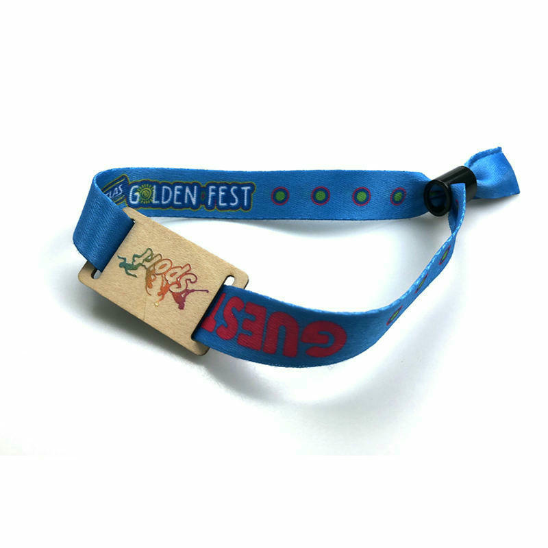 Osoba nosi održivu drvenu RFID narukvicu WOWB-03 na ruci kako bi prikazala njen elegantan i udoban dizajn za goste luksuznih letovališta.