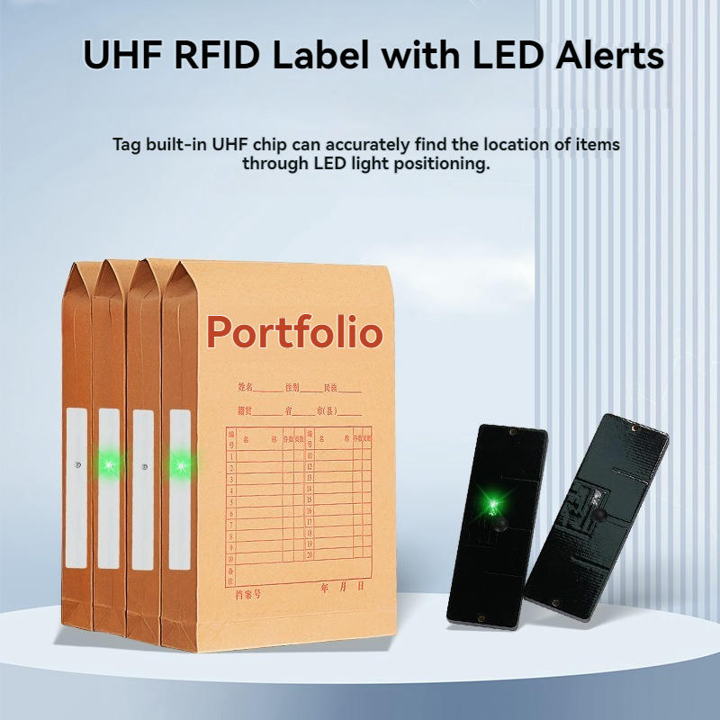 Reklamni poster prikazuje RFID LED etikete sa upozorenjem nalepljene na registrator poslovnih fascikli sa dve crne svetleće oznake pored njih.