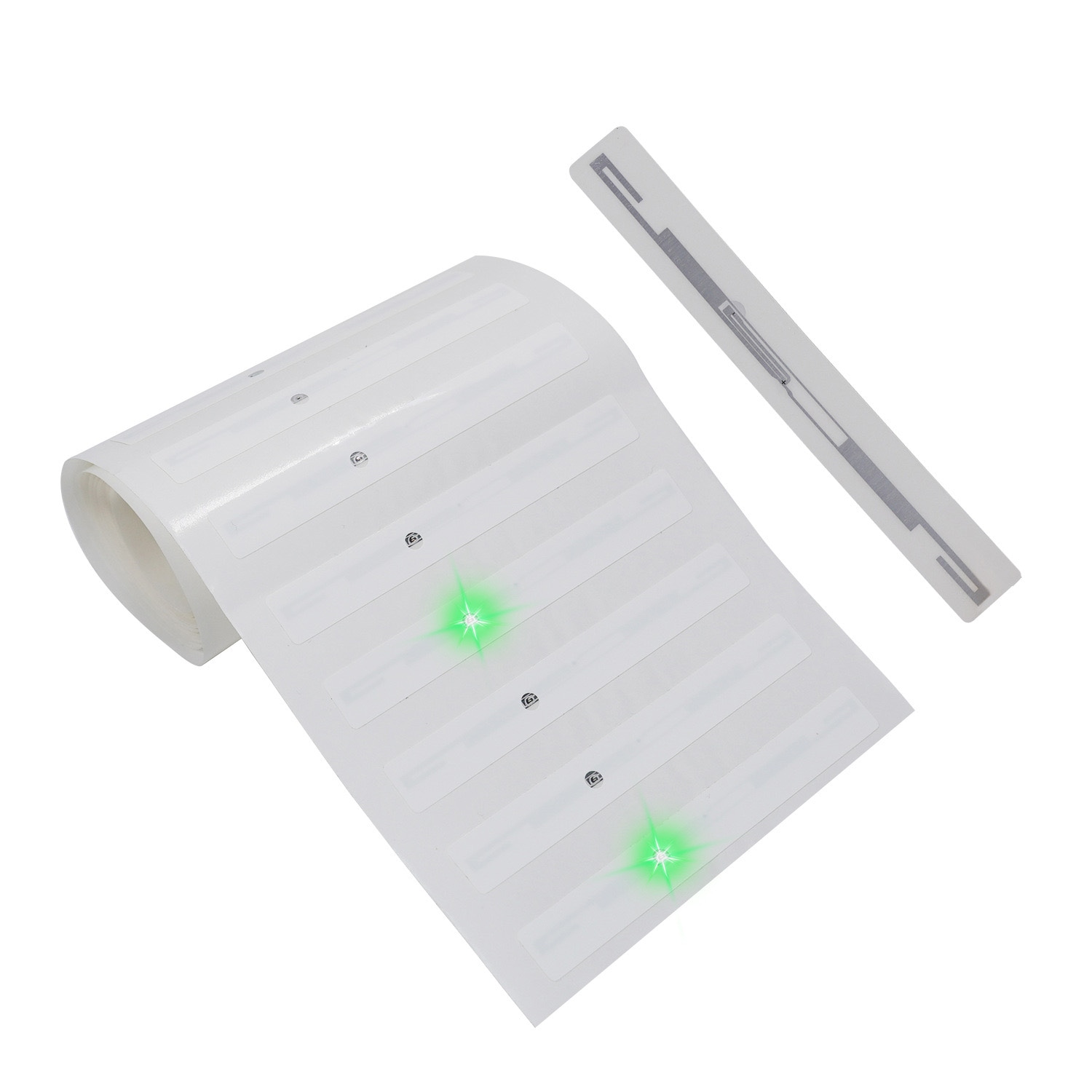Detaljna fotografija proizvoda prikazuje rolnu belih RFID LED etiketa sa dva svetleća mesta i jednom odvojenom dugom trakom etikete.