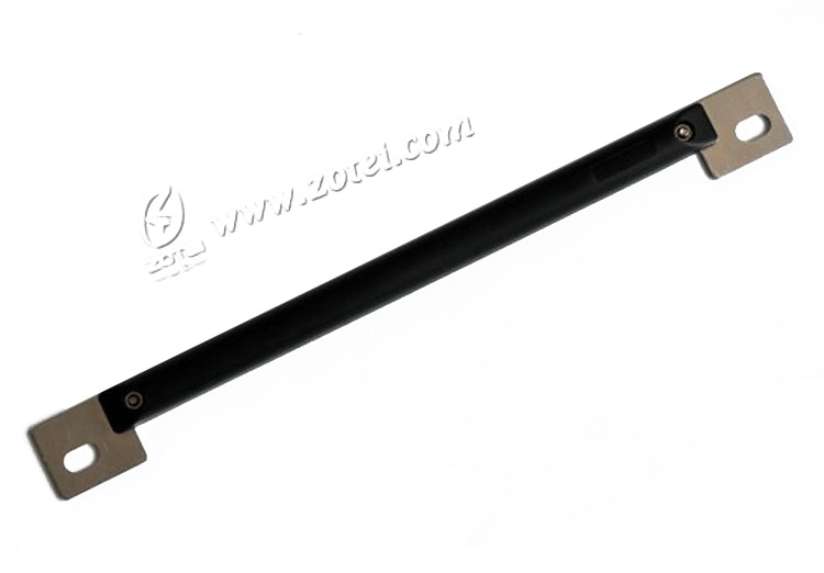 Izolovana fotografija proizvoda prikazuje dugi RFID tag protiv metala sa crnim središtem i metalnim završnim jezičcima dizajniranim za sisteme parkiranja sa registarskim tablicama.