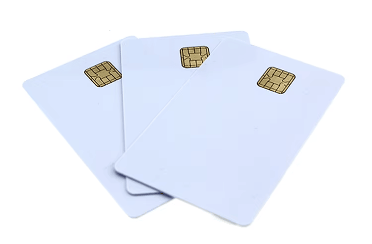 Kontakt memorijske kartice za ISO 7816 sisteme prikazane sa fokusom na prilagođenu štampu kartica za projekte kontaktnih čip kartica.
