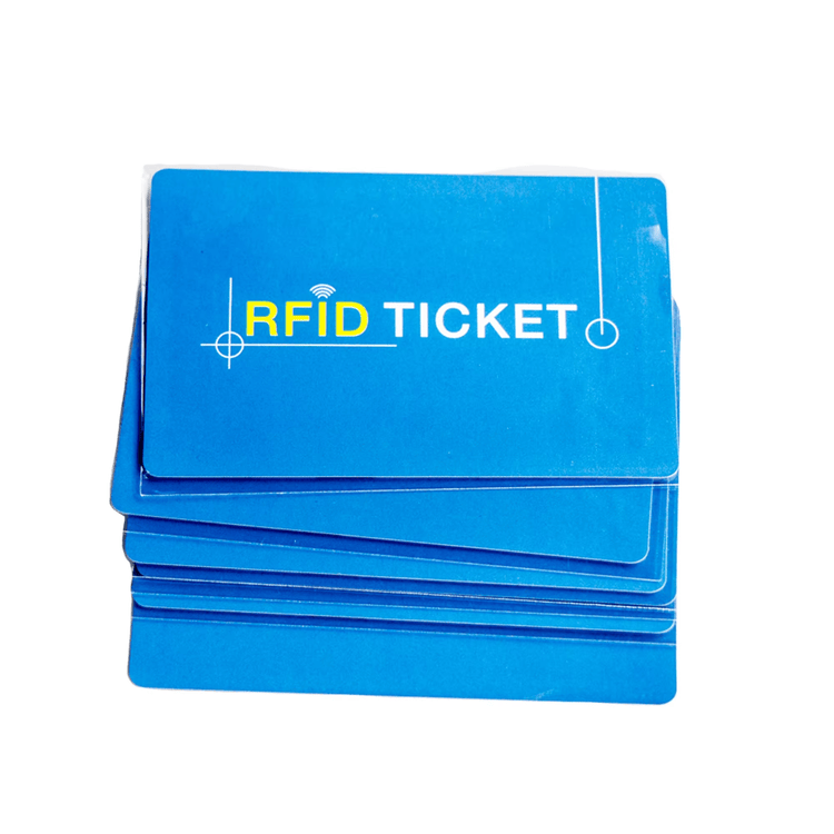 Plave RFID kartice za javni prevoz sa natpisom RFID TICKET prikazuju dizajn propusnice od premaznog papira pogodan za automatsku prodaju i validaciju na rampama.