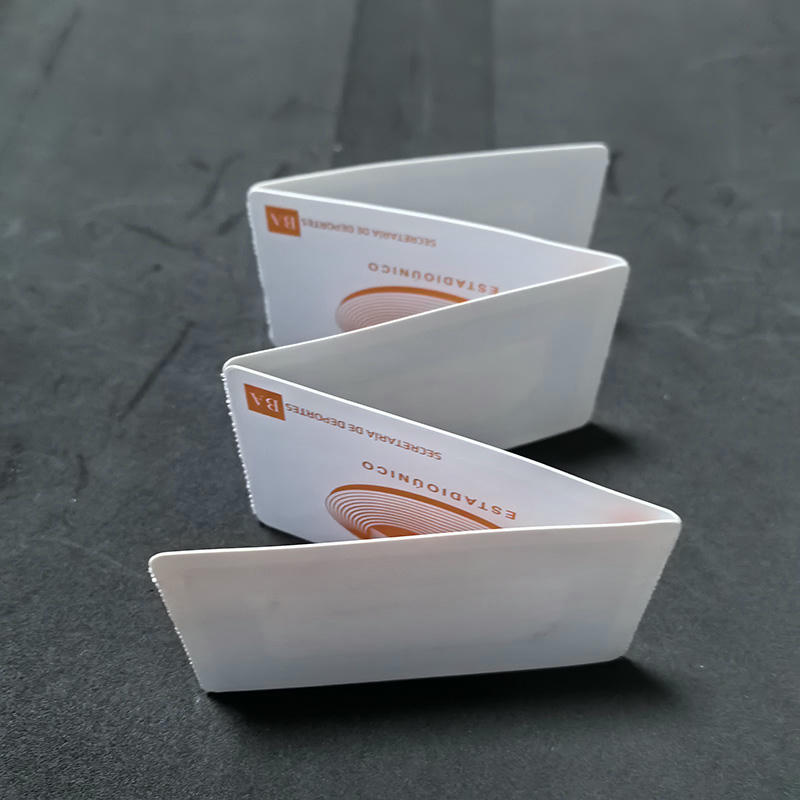 Bočni pogled na povezane RFID papirne ulaznice prikazuje perforaciju za odvajanje i područje ugrađenog umetka za bezbednu proveru karata.