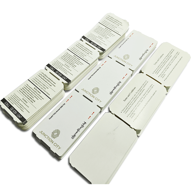 Više gomila RFID papirnih karata koje prikazuju štampu prednje i zadnje strane na odvojivim trakama za efikasne tokove skeniranja na kapijama.