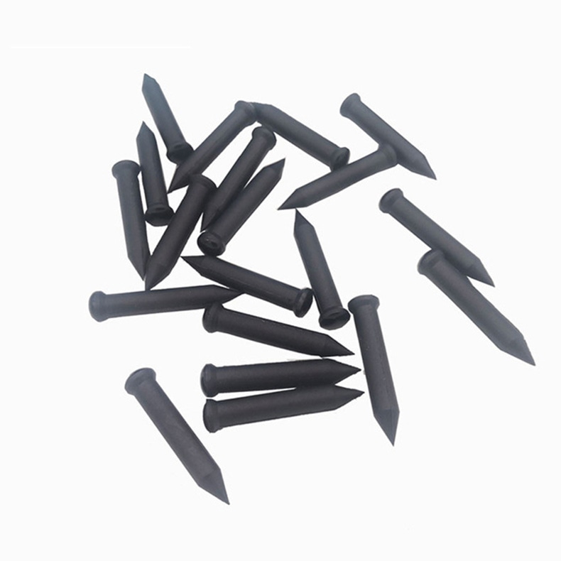 Ova slika prikazuje više crnih NAIL06-4 RFID ekser oznaka razbacanih na beloj pozadini kako bi se prikazao izgled proizvoda u rasutom stanju.
