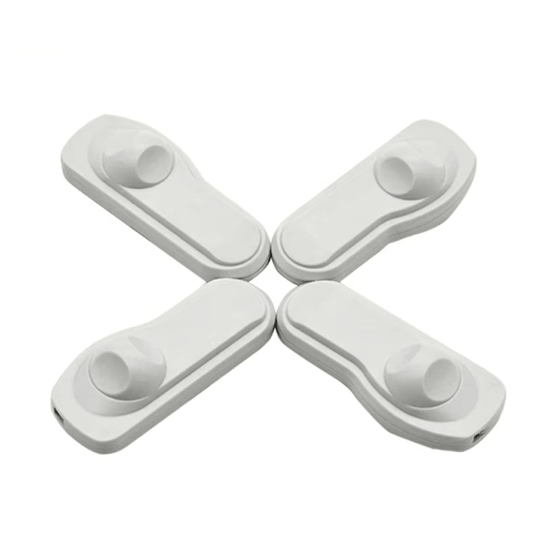 Četiri ER7229-1 RFID maloprodajne etikete prikazane su u simetričnom rasporedu kako bi se naglasio ujednačen liveni prednji profil tela etikete.