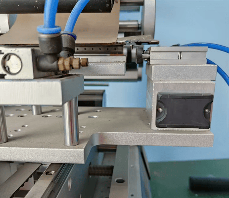 Fotografija proizvoda visokotemperaturnih RFID oznaka za metalne delove koja prikazuje detalj čipa u kategoriji visokotemperaturnih RFID oznaka.